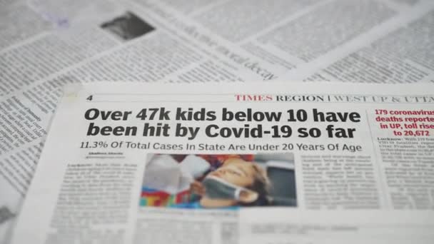 インドにおけるコロナウイルスの影響に関するインド新聞の見出し. — ストック動画