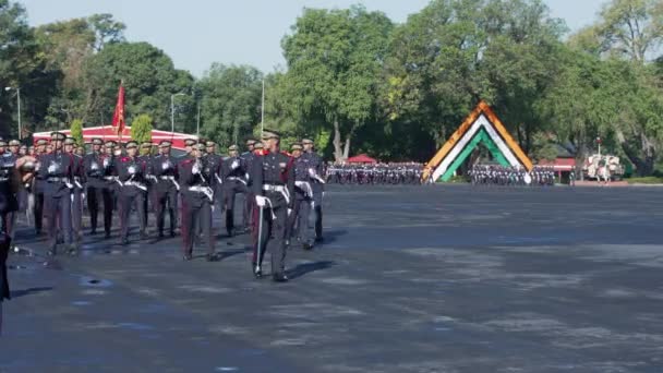 인도 군대가 행진을 계속 하다 — 비디오