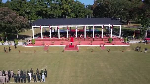 Veduta aerea della cerimonia di tubazioni dei cadetti militari indiani all'esercito militare indiano che sviene Parade — Video Stock