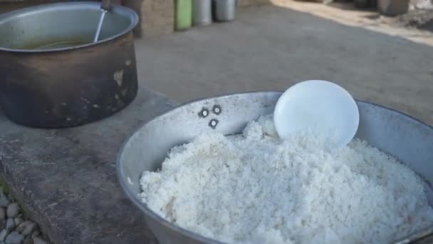 Comida indiana Daal-Rice ou Pulsos e Arroz servindo em um campo de treinamento no Himalaia gama de Uttarakhand Índia. Comida da Índia. — Vídeo de Stock