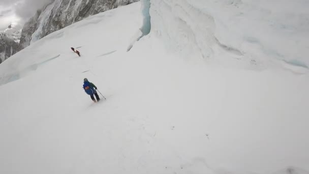 Bergsteiger auf dem Gipfel des Mount Lhotse im Himalaya-Gebirge. Mount Lhotse trek. Professionelle Bergsteiger. Himalaya-Gipfel. — Stockvideo