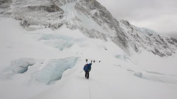 Montañeros en la cima del Monte Lhotse, cordillera del Himalaya. Monte Lhotse trek. Montañeros profesionales. Cumbre del Himalaya. — Vídeo de stock
