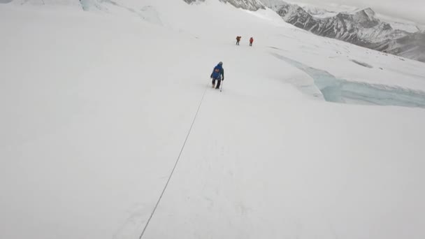 Bergsteiger besteigen den Gipfel des Lhotse Peak. Gletscher, schneebedeckte Gipfel. — Stockvideo