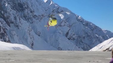 Helikopter Himalayalar 'daki kar sahasına indi..