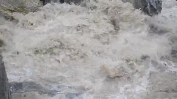 Hindistan 'ın Kedarnath vadisinde sel sırasında Mandakini nehri suyu. — Stok video