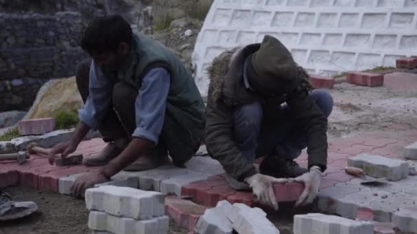 Trabalhador que trabalha para a reconstrução de Kedarnath após o desastre. — Vídeo de Stock