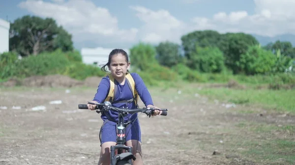 Indianin jeżdżący na rowerze po drodze, niedaleko pola trzciny cukrowej na wiejskim terenie Uttarakhand, Indie. — Zdjęcie stockowe