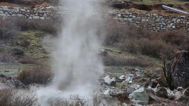 Patlama Kayanın Sınırsız Kısmını Dağdan Kaldırmak Için Yardım Mekanizmasıyla Bir — Stok video