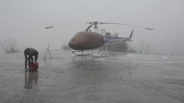 Dehradun Uttarakhand India April 2020 우타라칸드에서의 헬리콥터 비행에 내리면서 헬리콥터를 — 비디오