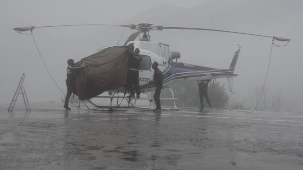 Dehradun Uttarakhand India April 2020 2020年4月30日閲覧 ヘリコプターをカバーする男 豪雨がウッタラーカンドでヘリコプターの飛行に影響を与えたように 高品質のフルHd映像 — ストック動画