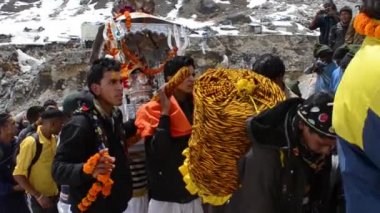 Rudraprayag, Uttarakhand, Hindistan, 30 Nisan 2020. Lord Shiva 'nın inancına inanan hacılar Kedarnath Tapınağı' nın soğuk ve kar bölgesinde yürürler..