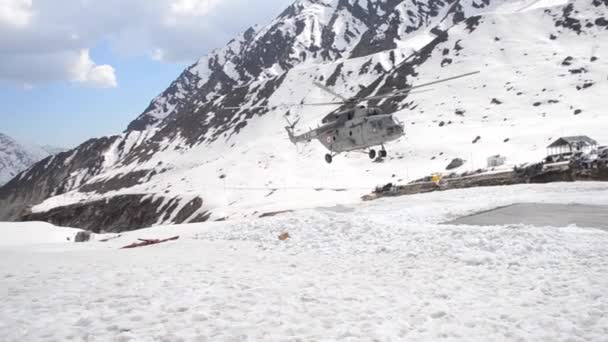 Helicóptero Fuerza Aérea India Aterrizando Sobre Montañas Nevadas India Aterrizando — Vídeos de Stock