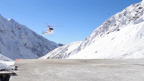 Rudraprayag Uttarakhand India Enero 2015 Helicóptero Aterrizaje Campo Nieve Himalaya — Vídeos de Stock
