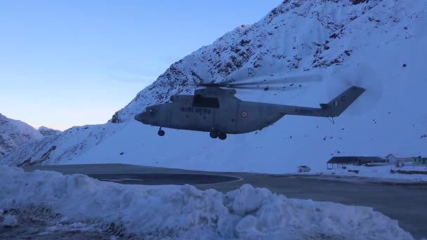 Helicóptero Aterrizando Himalaya Fuerza Aérea India Helicóptero Aterrizando Campo Nieve — Vídeos de Stock
