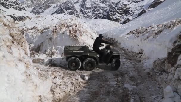 Rudraprayag Uttarakhand India 2021年1月24日 雪の厚い層を除去する人々は 旅行者のためのルートを作るために ヒマラヤの丘の道から雪を取り除く労働者 高品質フルHd — ストック動画