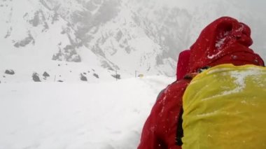 Rudraprayag, Uttarakhand Hindistan, 24 Ocak 2020. İnsanlar, Gezginler için bir rota yapmak için kalın kar tabakasını kaldırıyor. Himalaya Tepeleri. Yüksek kaliteli Full HD görüntüler.