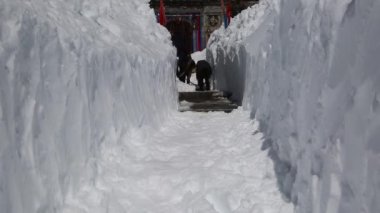 Rudraprayag Uttarakhand, Hindistan, 24 Ağustos 2020. İnsanlar Kedarnath Tapınağı 'nın sınır tarafındaki kalın kar tabakasını kaldırdılar. Uttarakhand 'ın Himalaya menzili. yüksek kaliteli tam kaliteli HD görüntü. 