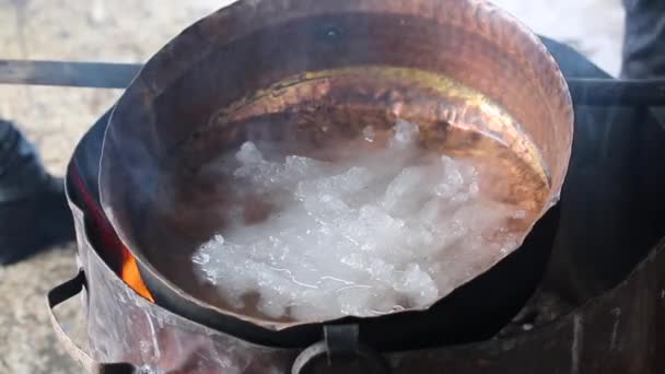사람들은 얼음을 비커에 녹이고 있습니다 마시기에 적합하도록 말이죠 히말라야 지역에 — 비디오