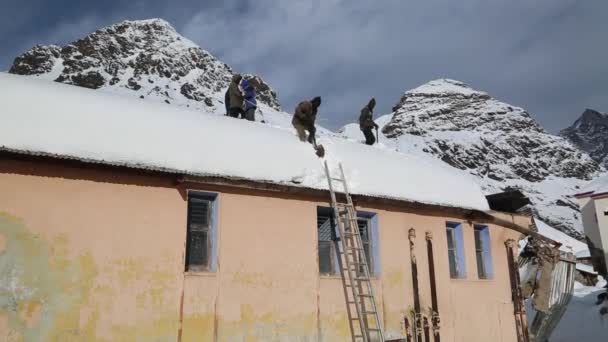 Rudraprayag Uttarakhand India January 2020 People Remove Thick Layer Snow — Stock Video