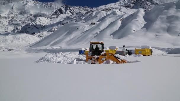 Rudraprayag Uttarakhand India January 2020 人们在机器和其他设备的帮助下继续进行除冰工作 喜马拉雅 Uttarakhand 高质素高清胶卷 — 图库视频影像