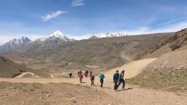 Dehradun, Uttarakhand Hindistan 15 Ağustos 2021. Hintli tırmanışçılar Nepal 'deki Everest Güney Ana Kampı' na doğru 5,364 metre irtifada ilerliyorlar. Yüksek kaliteli Full HD görüntüler.