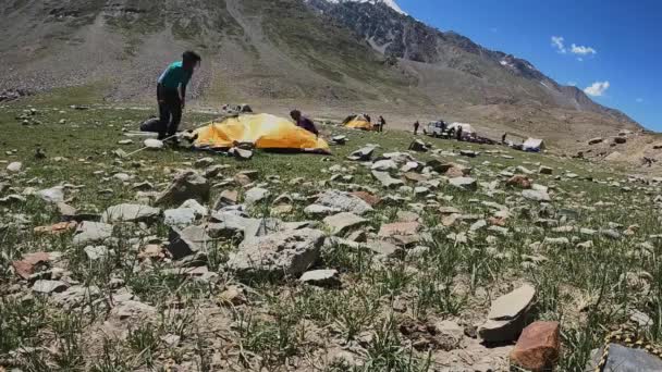 Dehradun Uttarakhand India 2021年8月15日印度登山者在尼泊尔海拔5 364米的珠穆朗玛峰南方基地营地追踪 优质全息高清影片 — 图库视频影像