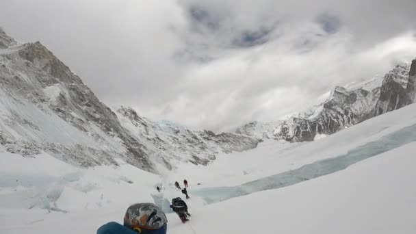 Bergbeklimmer Beklimt Werelds Vier Hoogste Berg Mount Lhotse Bergen Zijn — Stockvideo