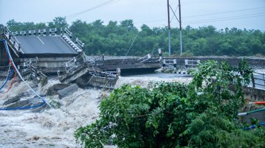 Himalayalar 'da felaket bulutları patladı. Şiddetli yağış köprüsü çöktü. Yüksek kalite 4K 60P Apple Prores.