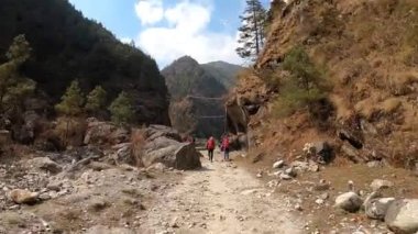 Hintli tırmanışçılar Nepal 'deki Everest Güney Ana Kampı' na doğru 5,364 metre irtifada ilerliyorlar. Yüksek kaliteli Full HD görüntüler.