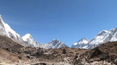 Everest Dağı 'nın Nepal' deki manzara videoları 5,364 metre yükseklikte. Yüksek kaliteli Full HD görüntüler.