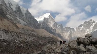 Everest Dağı 'nın Nepal' deki manzara videoları 5,364 metre yükseklikte. Yüksek kaliteli Full HD görüntüler.