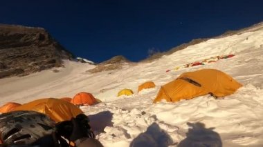 Everest Dağı, Himalaya, Nepal 5 Haziran 2021. Hintli tırmanışçılar dünyanın en yüksek zirvesine doğru yürüyorlar, Everest Dağı 8,849 metre..