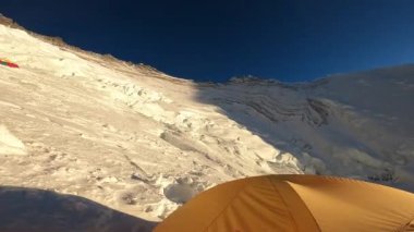 Everest Dağı, Himalaya, Nepal 5 Haziran 2021. Hintli tırmanışçılar dünyanın en yüksek zirvesine doğru yürüyorlar, Everest Dağı 8,849 metre..