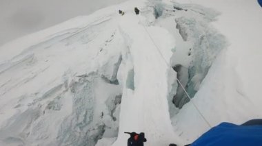 Everest Dağı, Himalaya, Nepal 5 Haziran 2021. Hintli tırmanışçılar dünyanın en yüksek zirvesine doğru yürüyorlar, Everest Dağı 8,849 metre..