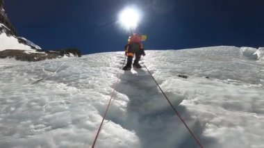 Everest Dağı, Himalaya, Nepal 5 Haziran 2021. Hintli tırmanışçılar dünyanın en yüksek zirvesine doğru yürüyorlar, Everest Dağı 8,849 metre..