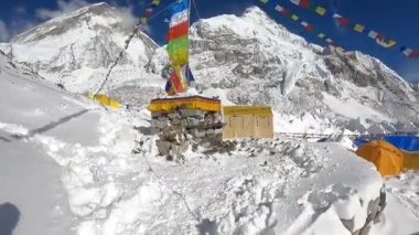 Everest Dağı, Himalaya, Nepal 5 Haziran 2021. Himalayalar Dağları 'nın ortasında bir tapınak. Dağcılar tapınakta ibadet ediyor ve kuşlar uçuyor..