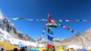 Everest Dağı, Himalaya, Nepal 5 Haziran 2021. Himalayalar Dağları 'nın ortasında bir tapınak, dağcılar tapınakta ibadet ediyorlar, bayrak çekiyorlar..
