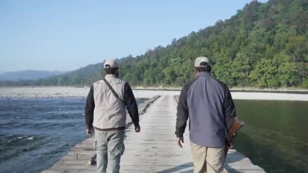 Forest Officials Patrol Ram Ganga River Close Jim Corbett National — ストック動画