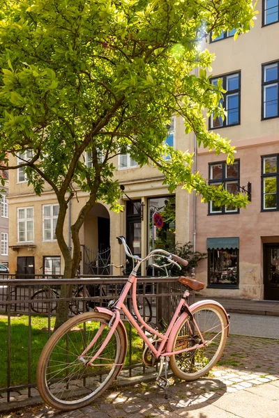 Pinkfarbenes Fahrrad Kopenhagen Dänemark — Stockfoto