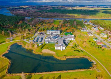 Litvanya 'nın Nemunas kıyısındaki SPA tatil beldesi Birstonas' ın hava panoramik manzarası