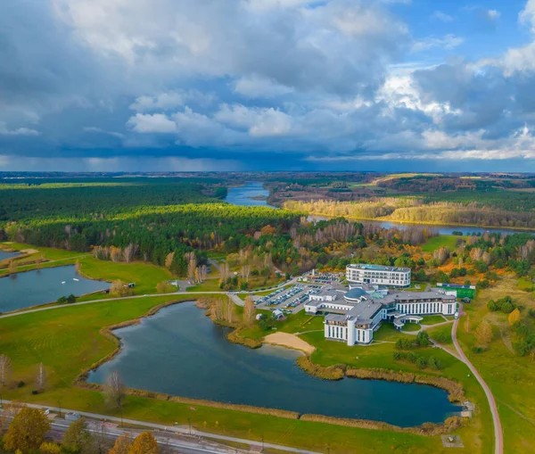 Flygfoto panorama över SPA resort Birstonas stad i Litauen på Nemunas strand — Stockfoto