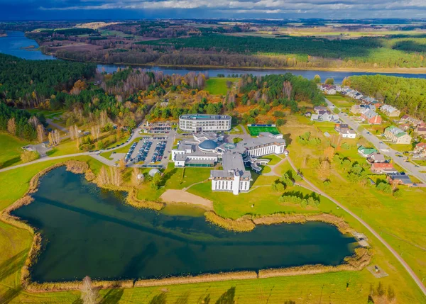 Litvanya 'nın Nemunas kıyısındaki SPA tatil beldesi Birstonas' ın hava panoramik manzarası