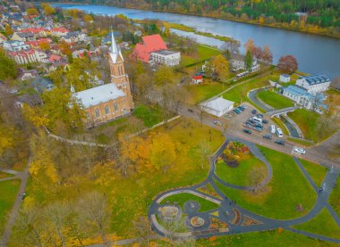 Litvanya 'nın Nemunas kıyısındaki SPA tatil beldesi Birstonas' ın hava panoramik manzarası