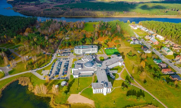 Litvanya 'nın Nemunas kıyısındaki SPA tatil beldesi Birstonas' ın hava panoramik manzarası