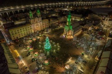 Kaunas Eski Kasabası 'nın Noel pazarı ve Noel ağacı olan havadan çekilmiş fotoğrafı.