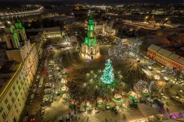 Kaunas Eski Kasabası 'nın Noel pazarı ve Noel ağacı olan havadan çekilmiş fotoğrafı.