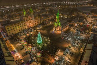 Kaunas Eski Kasabası 'nın Noel pazarı ve Noel ağacı olan havadan çekilmiş fotoğrafı.
