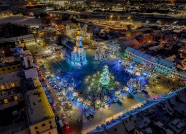 Kaunas Eski Kasabası 'nın Noel pazarı ve Noel ağacı olan havadan çekilmiş fotoğrafı.