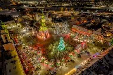 Kaunas Eski Kasabası 'nın Noel pazarı ve Noel ağacı olan havadan çekilmiş fotoğrafı.