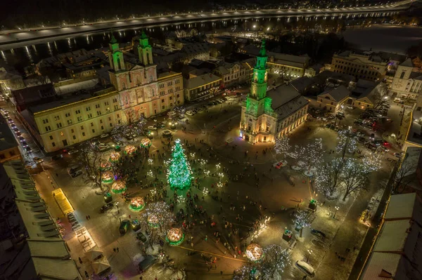 Kaunas Eski Kasabası 'nın Noel pazarı ve Noel ağacı olan havadan çekilmiş fotoğrafı.